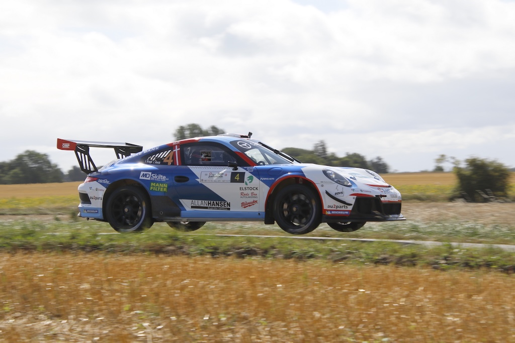 Flere steder på Juelsmindehalvøen fik Porschen luft under hjulene.
(Foto: IK Motorsport)